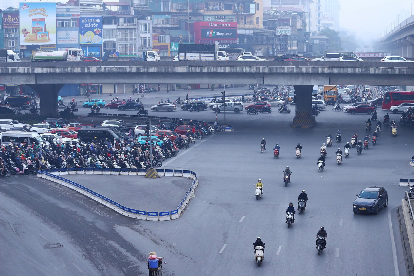 Người dân dừng trước vạch khi đèn tín hiệu chuyển sang màu đỏ. Người dân dừng trước vạch khi đèn tín hiệu chuyển sang màu đỏ.