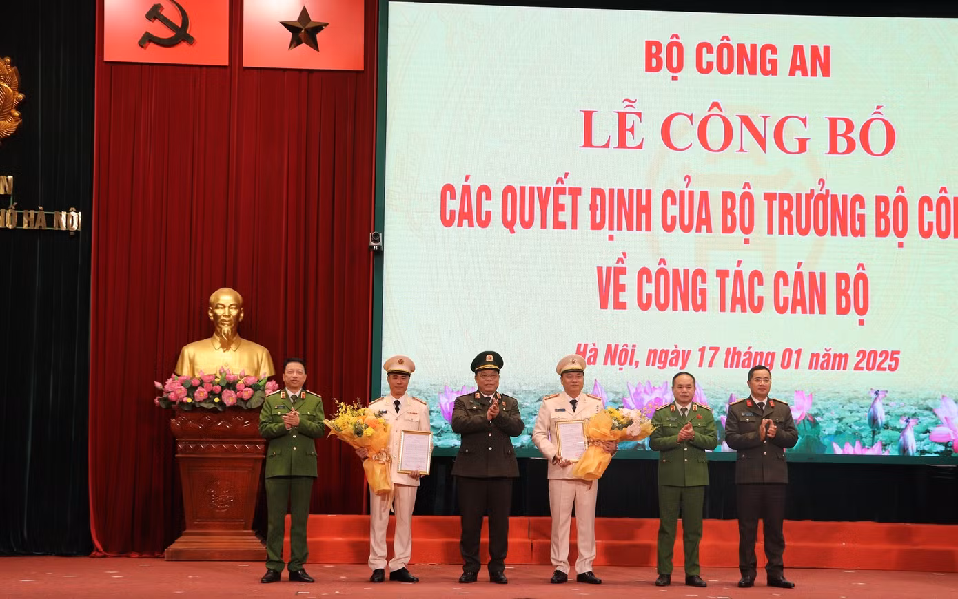 Đảng ủy, Ban Giám đốc Công an TP Hà Nội tặng hoa chúc mừng hai đồng chí tân Phó Giám đốc. Đảng ủy, Ban Giám đốc Công an TP Hà Nội tặng hoa chúc mừng hai đồng chí tân Phó Giám đốc.