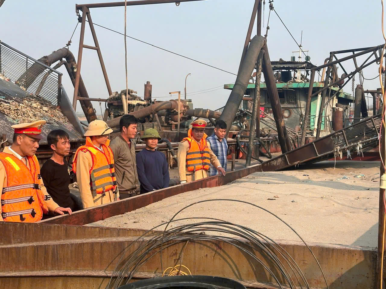 Tổ công tác kiểm tra tàu hút cát trái phép trên sông Hồng.