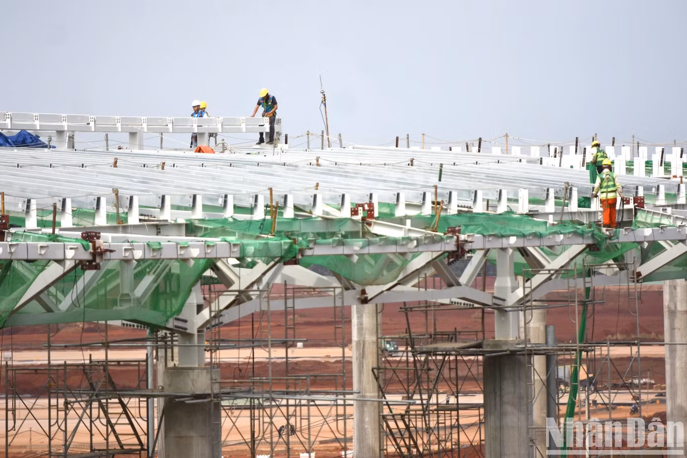 Công tác gia công, sản xuất hệ khung đỡ vách kính đang thực hiện và dự kiến lắp đặt tại hiện trường vào cuối tháng 12/2024. Công tác gia công, sản xuất hệ khung đỡ vách kính đang thực hiện và dự kiến lắp đặt tại hiện trường vào cuối tháng 12/2024.
