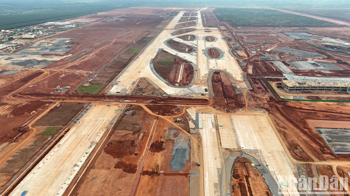 Đối với gói thầu 4.6, thi công xây dựng đường cất hạ cánh, đường lăn, sân đỗ tàu bay, sau hơn 1 năm kể từ ngày khởi công, phần kết cấu của đường cất hạ cánh, liên danh nhà thầu thi công đã hoàn thành lớp nền, móng và đang triển khai thi công lớp mặt với khối lượng đạt khoảng 94%. Đối với gói thầu 4.6, thi công xây dựng đường cất hạ cánh, đường lăn, sân đỗ tàu bay, sau hơn 1 năm kể từ ngày khởi công, phần kết cấu của đường cất hạ cánh, liên danh nhà thầu thi công đã hoàn thành lớp nền, móng và đang triển khai thi công lớp mặt với khối lượng đạt khoảng 94%.