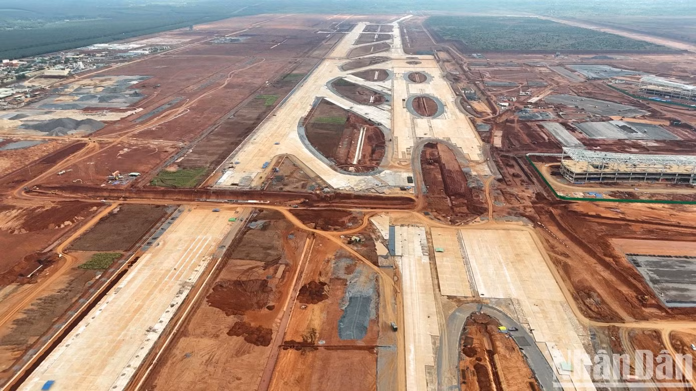 Đối với gói thầu 4.6, thi công xây dựng đường cất hạ cánh, đường lăn, sân đỗ tàu bay, sau hơn 1 năm kể từ ngày khởi công, phần kết cấu của đường cất hạ cánh, liên danh nhà thầu thi công đã hoàn thành lớp nền, móng và đang triển khai thi công lớp mặt với khối lượng đạt khoảng 94%. Đối với gói thầu 4.6, thi công xây dựng đường cất hạ cánh, đường lăn, sân đỗ tàu bay, sau hơn 1 năm kể từ ngày khởi công, phần kết cấu của đường cất hạ cánh, liên danh nhà thầu thi công đã hoàn thành lớp nền, móng và đang triển khai thi công lớp mặt với khối lượng đạt khoảng 94%.