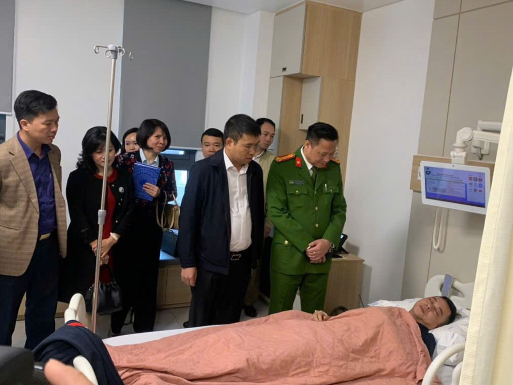 Lãnh đạo UBND quận và Công an quận Nam Từ Liêm thăm hỏi, động viên đồng chí Tuấn. Lãnh đạo UBND quận và Công an quận Nam Từ Liêm thăm hỏi, động viên đồng chí Tuấn.