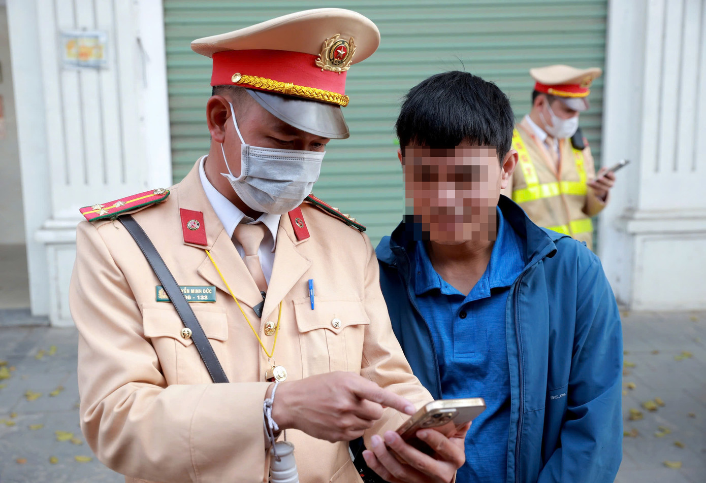 Cán bộ tổ công tác trích xuất hình ảnh camera trên xe khách. Nam tài xế vi phạm lỗi mở cửa xe khi phương tiện đang di chuyển trên đường.