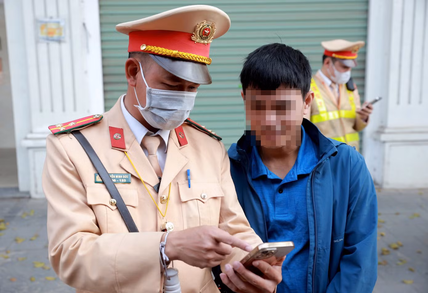 Cán bộ tổ công tác trích xuất hình ảnh camera trên xe khách. Nam tài xế vi phạm lỗi mở cửa xe khi phương tiện đang di chuyển trên đường.