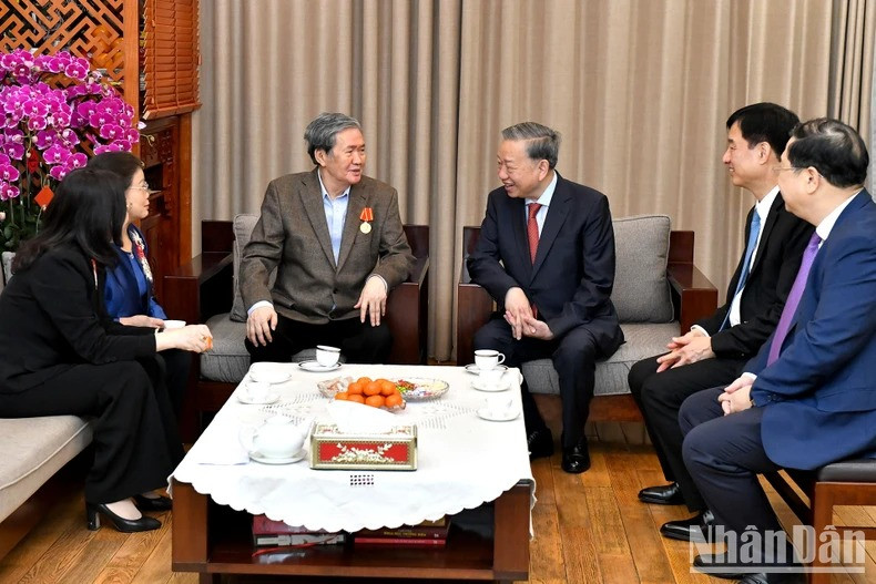 Tổng Bí thư Tô Lâm thăm hỏi, chúc Tết đồng chí Đinh Thế Huynh, nguyên Ủy viên Bộ Chính trị, nguyên Thường trực Ban Bí thư. (Ảnh: ĐĂNG KHOA)