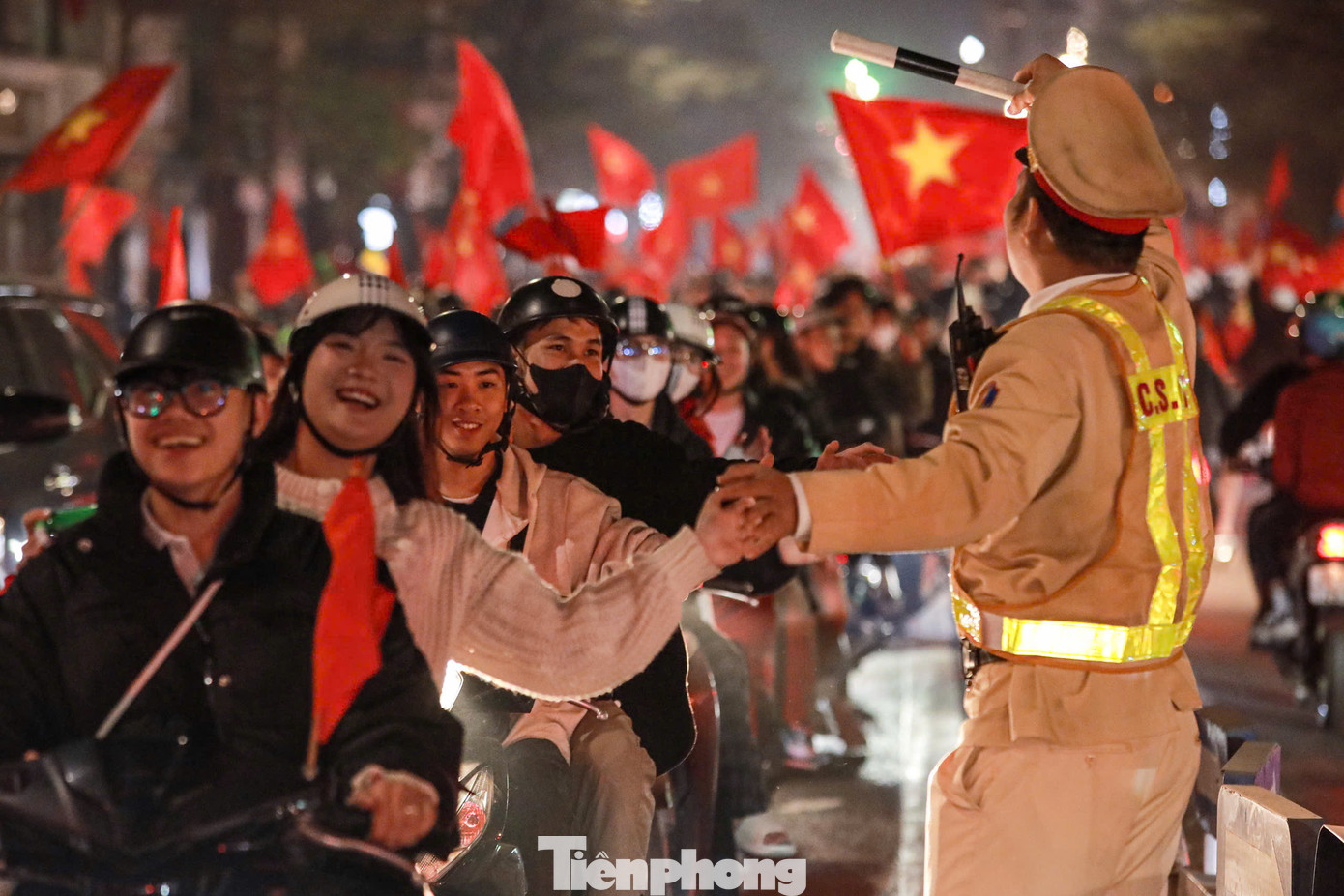 Tối 5/1, đội tuyển Việt Nam lên ngôi vô địch ASEAN Cup 2024, hàng triệu cổ động viên đã đổ ra đường ăn mừng chiến thắng khiến các tuyến đường ùn ứ kéo dài.