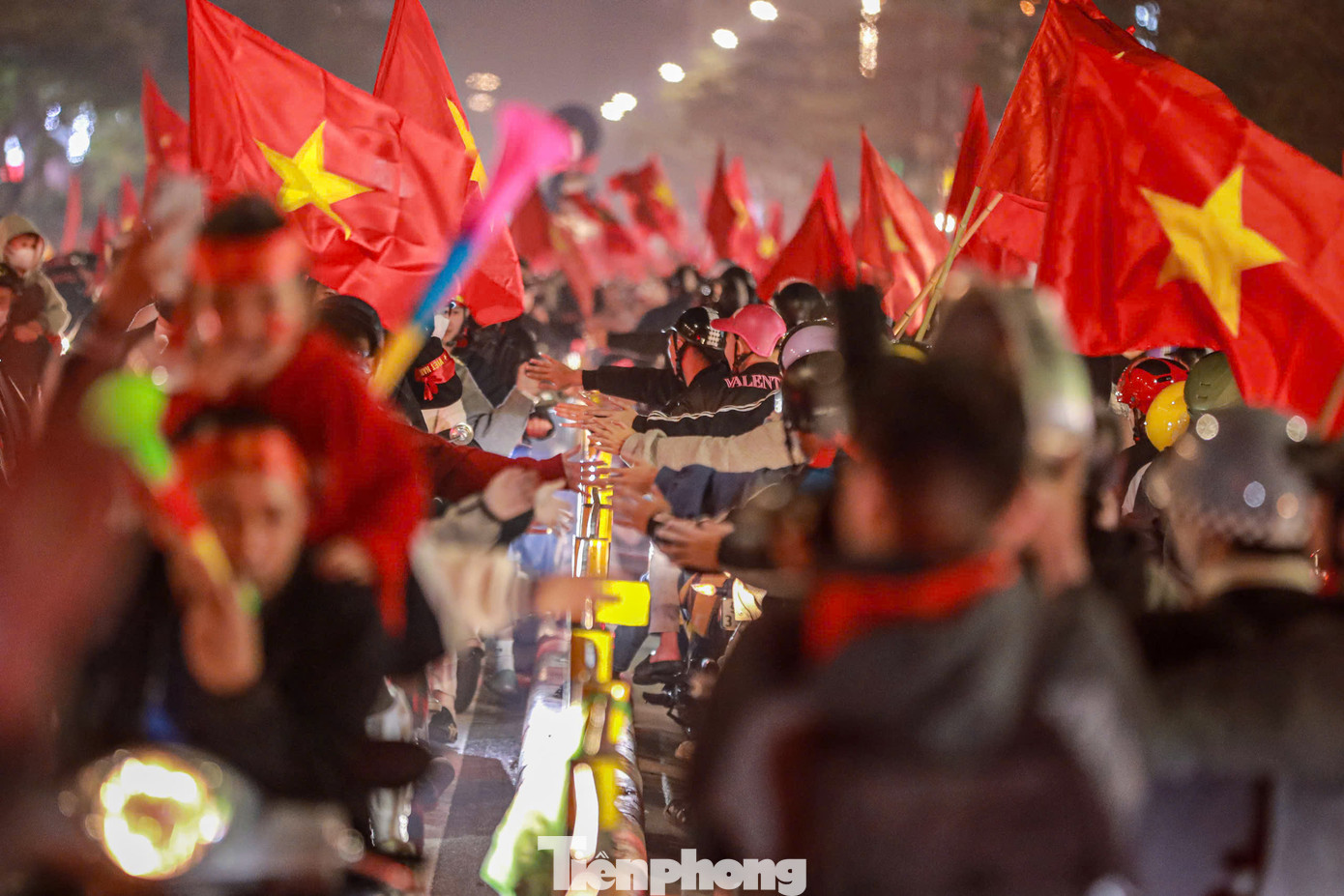 Cổ động viên đổ ra đường ăn mừng chiến thắng của đội tuyển Việt Nam.