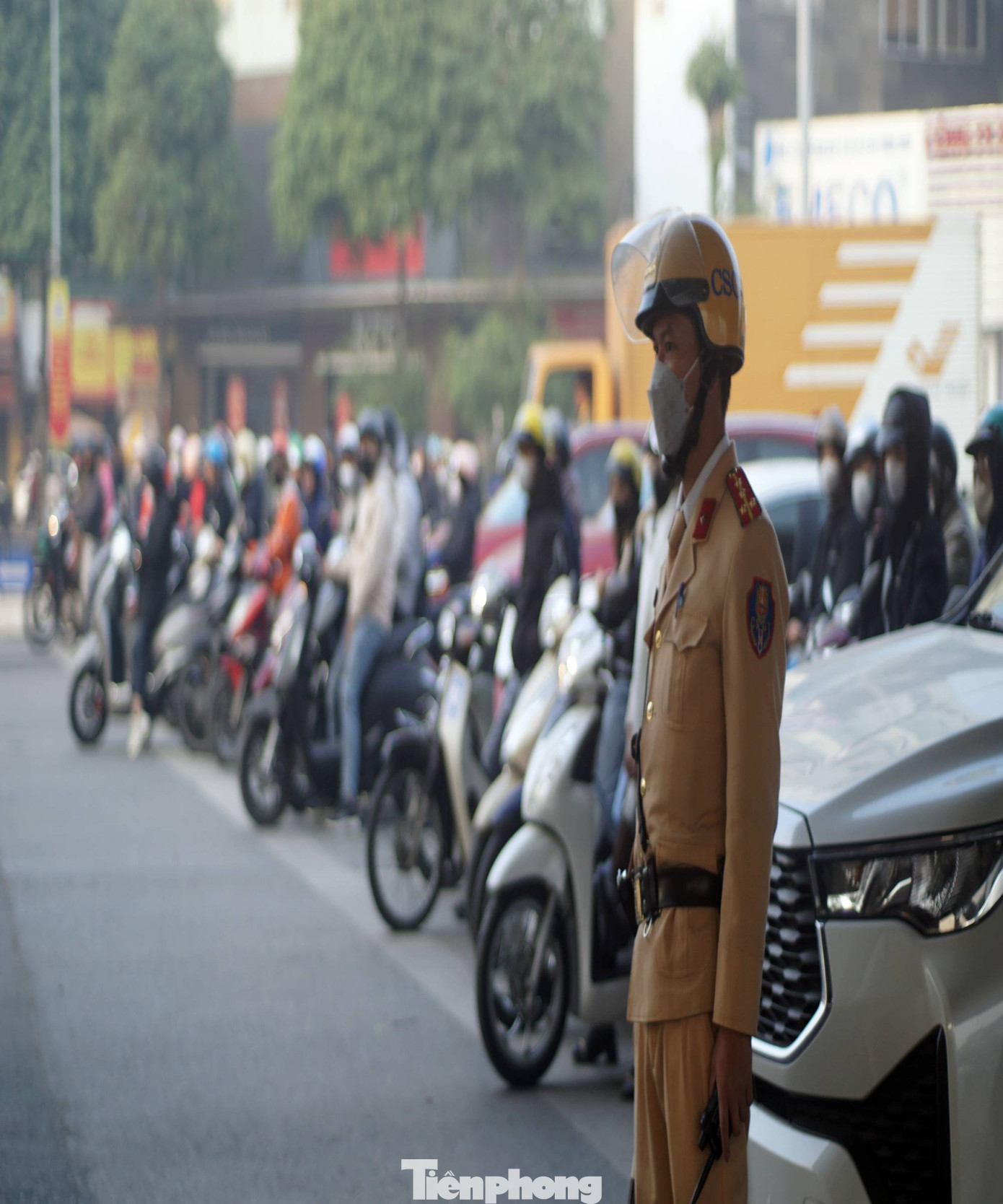 Nhiều người chấp hành tín hiệu đèn giao thông tại nút giao.