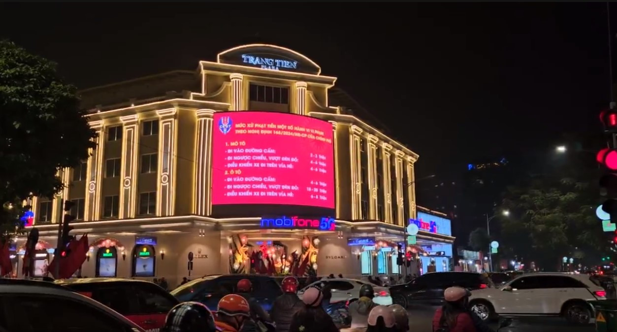 Tại nút giao Tràng Tiền - Hàng Bài, màn hình led lớn tuyên truyền về các hành vi vi phạm để người dân nắm được.