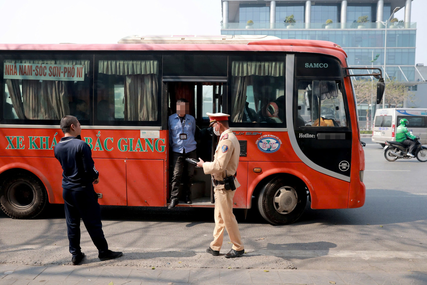 Quá trình làm nhiệm vụ, tổ công tác dừng các phương tiện vận tải hành khách trên tuyến kiểm tra, xử lý các lỗi như không cài dây an toàn, đón trả khách sai quy định, đi quá tốc độ, lấn làn, đè vạch...