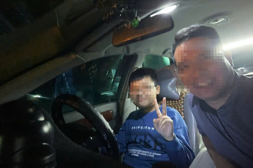 Hình ảnh tài xế L. để con trai ngồi ghế lái rồi quay video.
