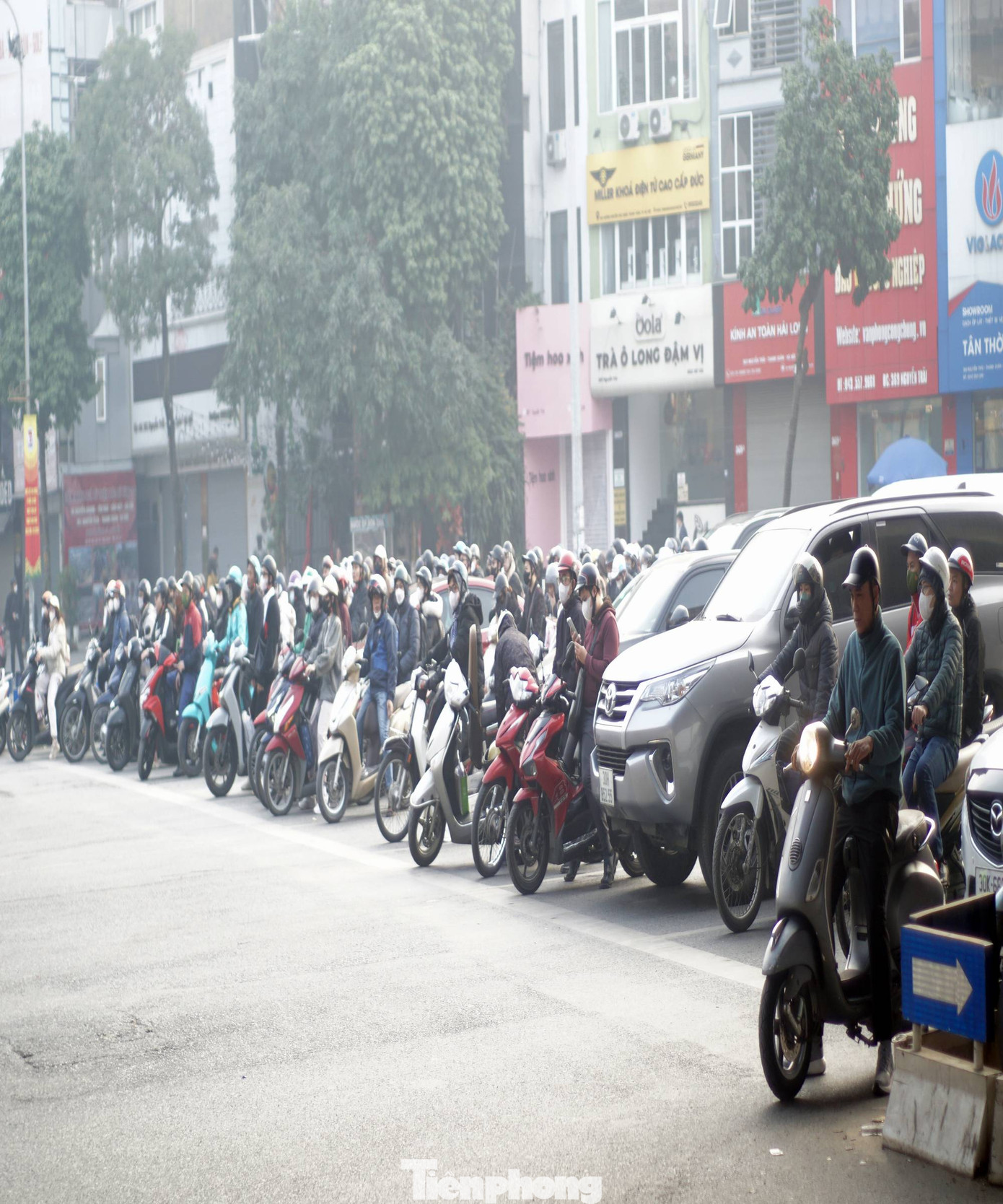 Nhiều người chấp hành tín hiệu đèn giao thông tại nút giao.