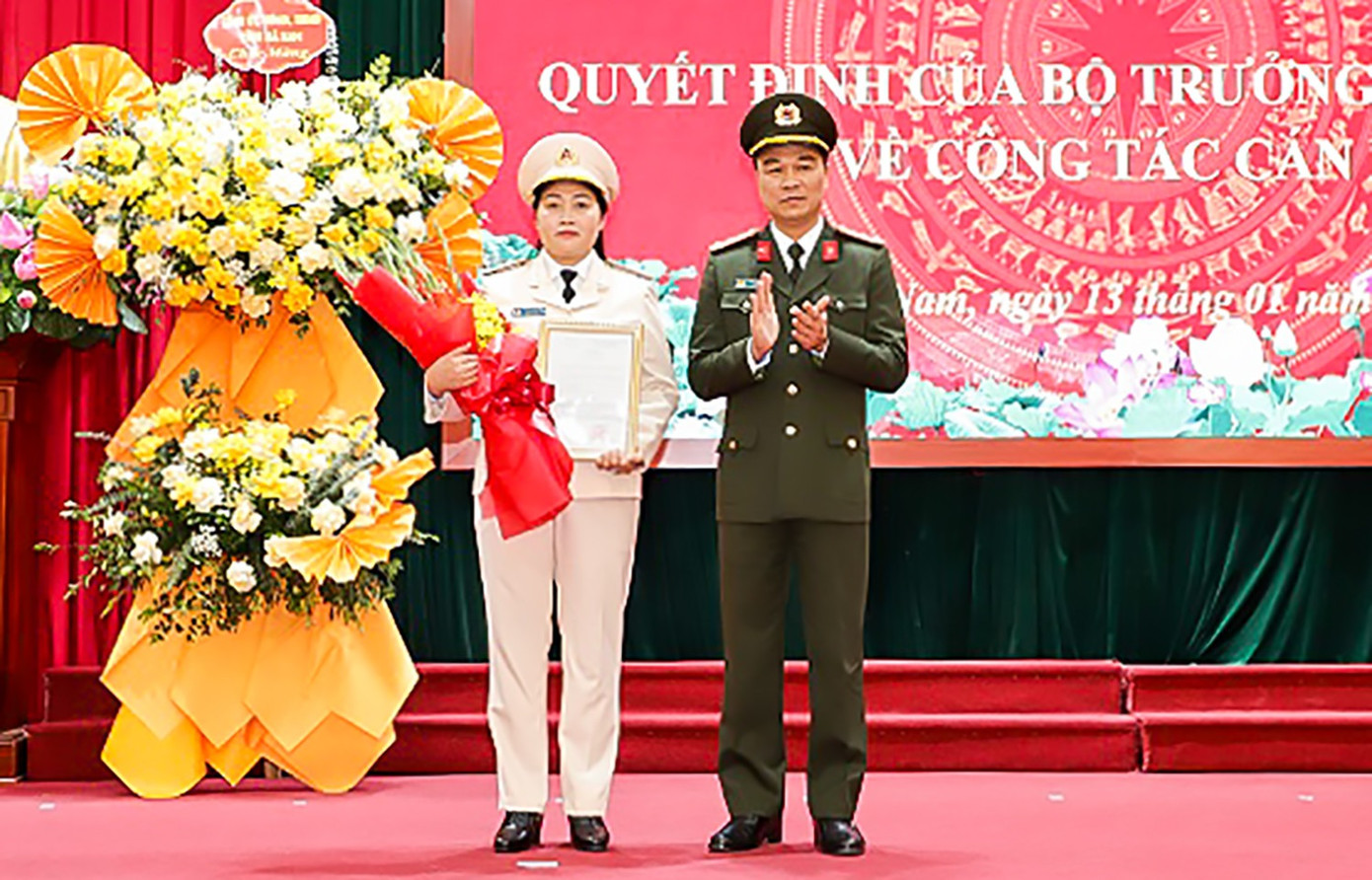 Đại tá Tô Anh Dũng, Giám đốc Công an tỉnh Hà Nam trao quyết định bổ nhiệm cho Thượng tá Đỗ Thị Thu Hiền.