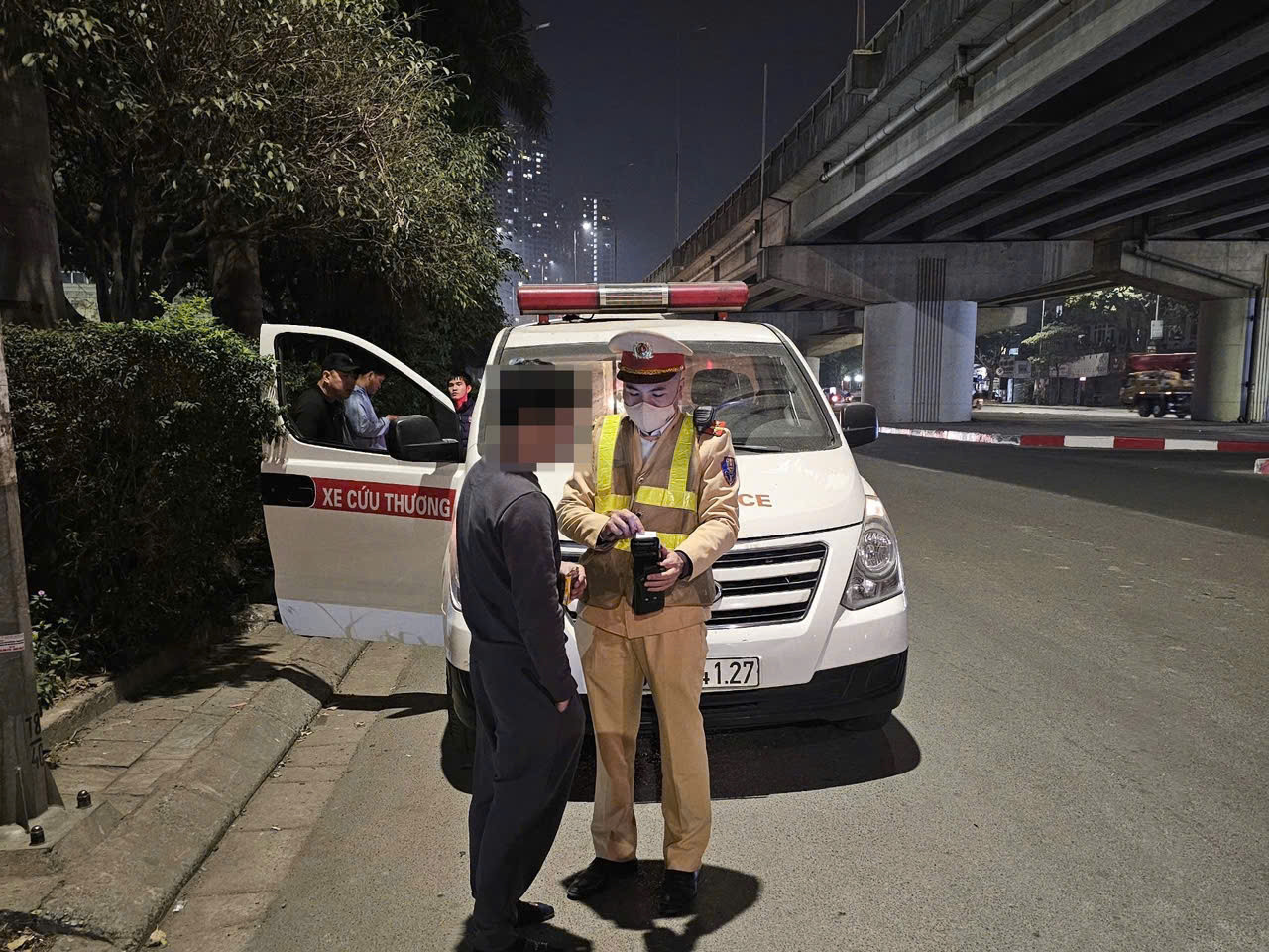 Tổ công tác dừng kiểm tra phương tiện.