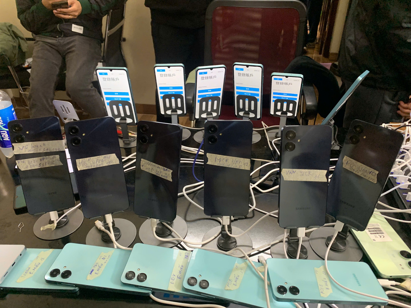 Điện thoại các đối tượng sử dụng quét sinh trắc học chuyển tiền. Điện thoại các đối tượng sử dụng quét sinh trắc học chuyển tiền.