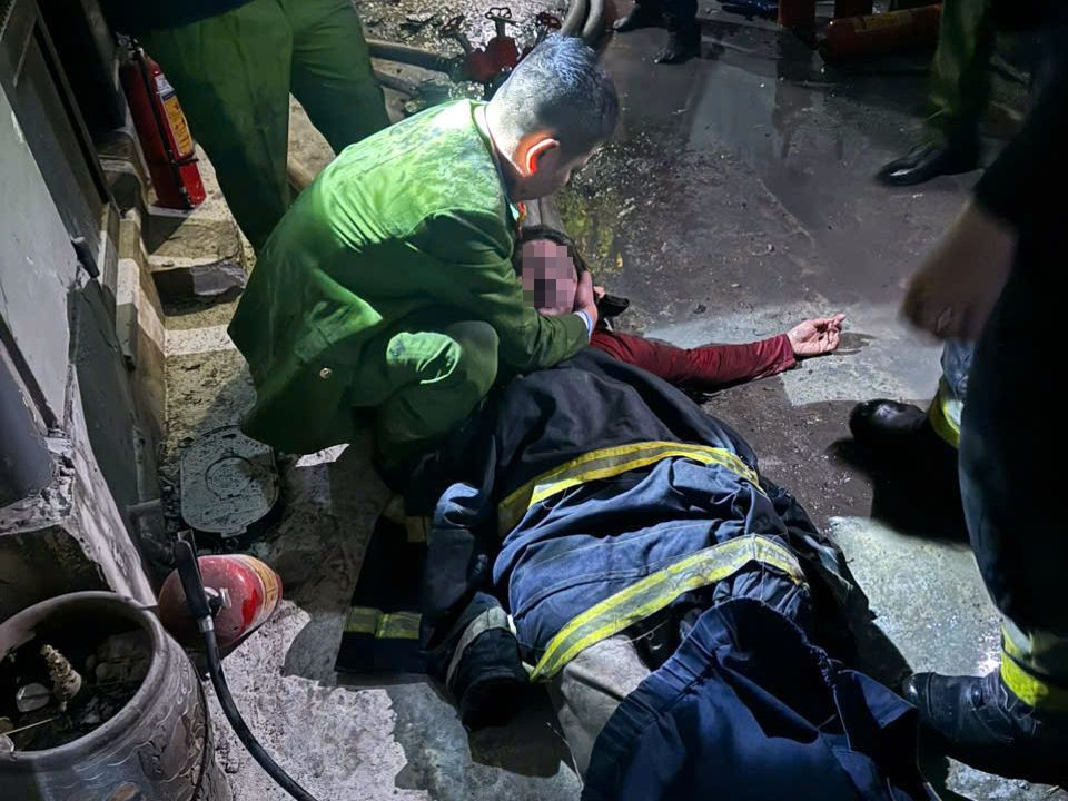 Cảnh sát PCCC&amp;CNCH Hà Nội giải cứu 3 người dân mắc kẹt trong ngôi nhà xảy ra hỏa hoạn vào đêm giao thừa.