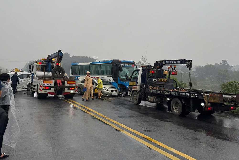 Vụ tai nạn liên hoàn trên cao tốc Nội Bài - Lào Cai. Vụ tai nạn liên hoàn trên cao tốc Nội Bài - Lào Cai.