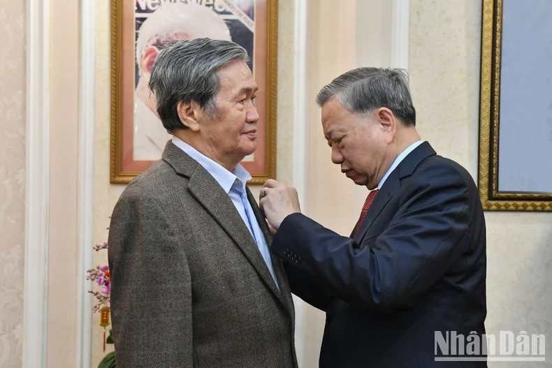 Tổng Bí thư Tô Lâm trao Huân chương Hồ Chí Minh tặng đồng chí Đinh Thế Huynh, nguyên Ủy viên Bộ Chính trị, nguyên Thường trực Ban Bí thư. (Ảnh: ĐĂNG KHOA)