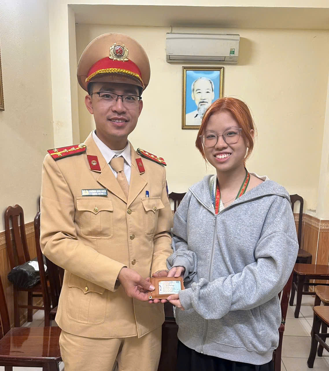 Nữ sinh nhận lại tài sản thất lạc và viết thư cảm ơn lực lượng CSGT Thủ đô.