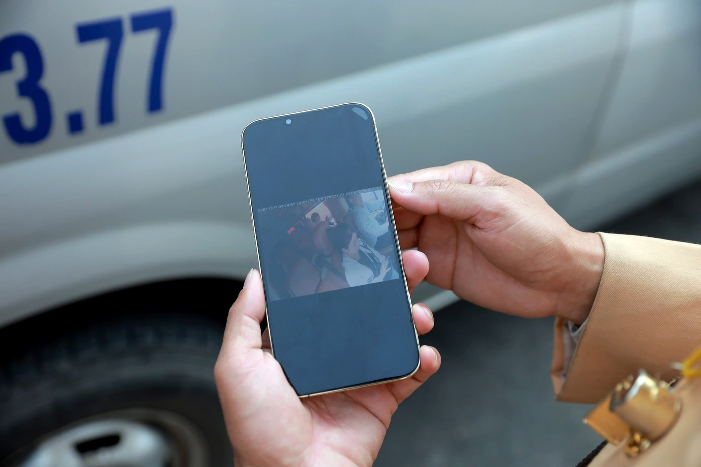 Thiếu tá Hoàng Văn Bình - Phó Đội trưởng Đội CSGT đường bộ số 6 cho biết, đơn vị sẽ kiểm tra bất ngờ cả trên đường lẫn trong các bến xe và yêu cầu chủ xe cung cấp tài khoản để đăng nhập vào hệ thống camera giám sát. "Khi phát hiện vi phạm đơn vị sẽ lưu lại hình ảnh và thông báo tới người điều khiển để lập biên bản xử phạt" - thiếu tá Bình nói.