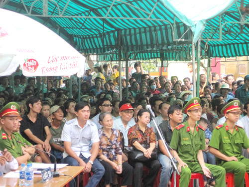 Ngoài người nhà nạn nhân và bị cáo, rất đông người dân đã tới theo dõi phiên tòa