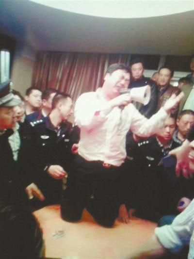 Ăn uống “quá hớp”, Trương Ái Hoa quỳ lạy xin dân chúng tha lỗi. Ảnh: Internet