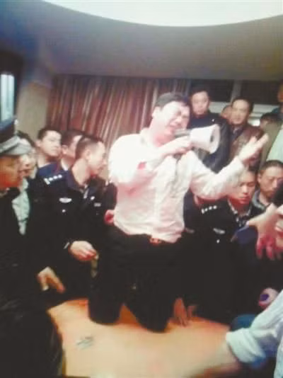 Ăn uống “quá hớp”, Trương Ái Hoa quỳ lạy xin dân chúng tha lỗi. Ảnh: Internet