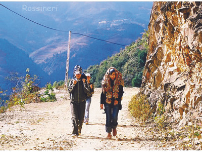 Lầm lũi vượt đường xa