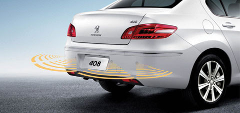 Phía sau nổi bật với cặp đèn LED hiện đại, cảm biến lùi 4 mắt, khoảng sáng gầm xe 142 mm