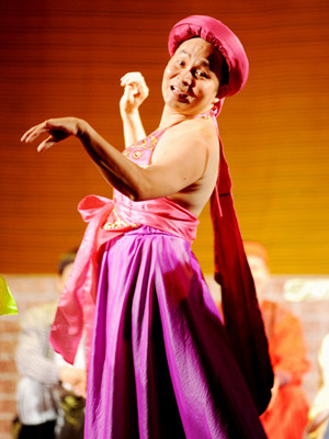 Quách Văn Thân (Xuân Hinh) đóng giả Thị Mầu để đánh chiếm phủ quan tham