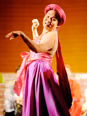 Quách Văn Thân (Xuân Hinh) đóng giả Thị Mầu để đánh chiếm phủ quan tham