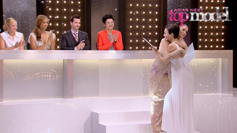 Jessica xúc động trong khoảnh khắc đăng quang