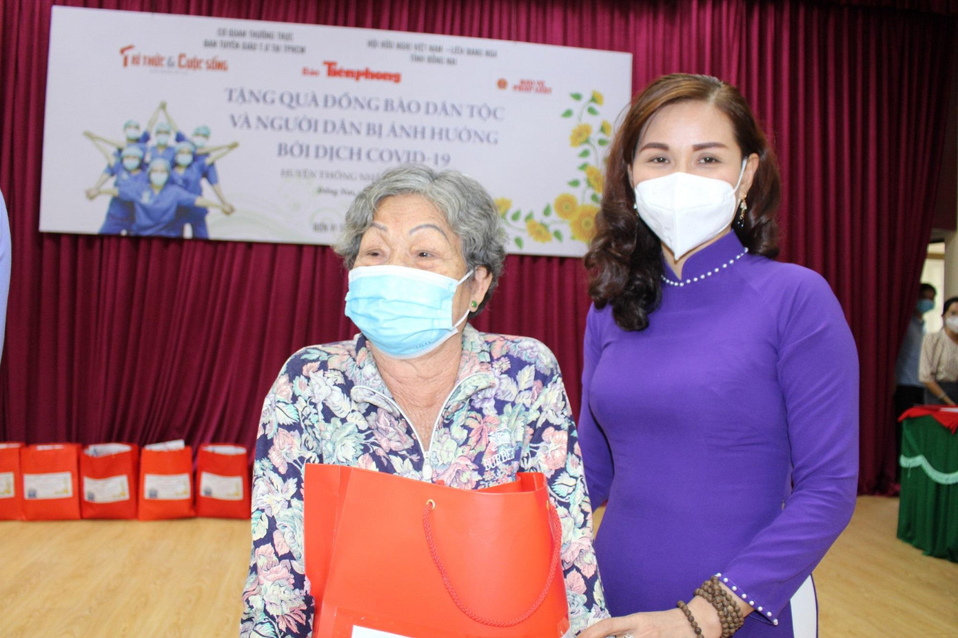 Nhà báo Bùi Hương- Đại diện báo Tri thức và cuộc sống trao quà cho người dân khó khăn