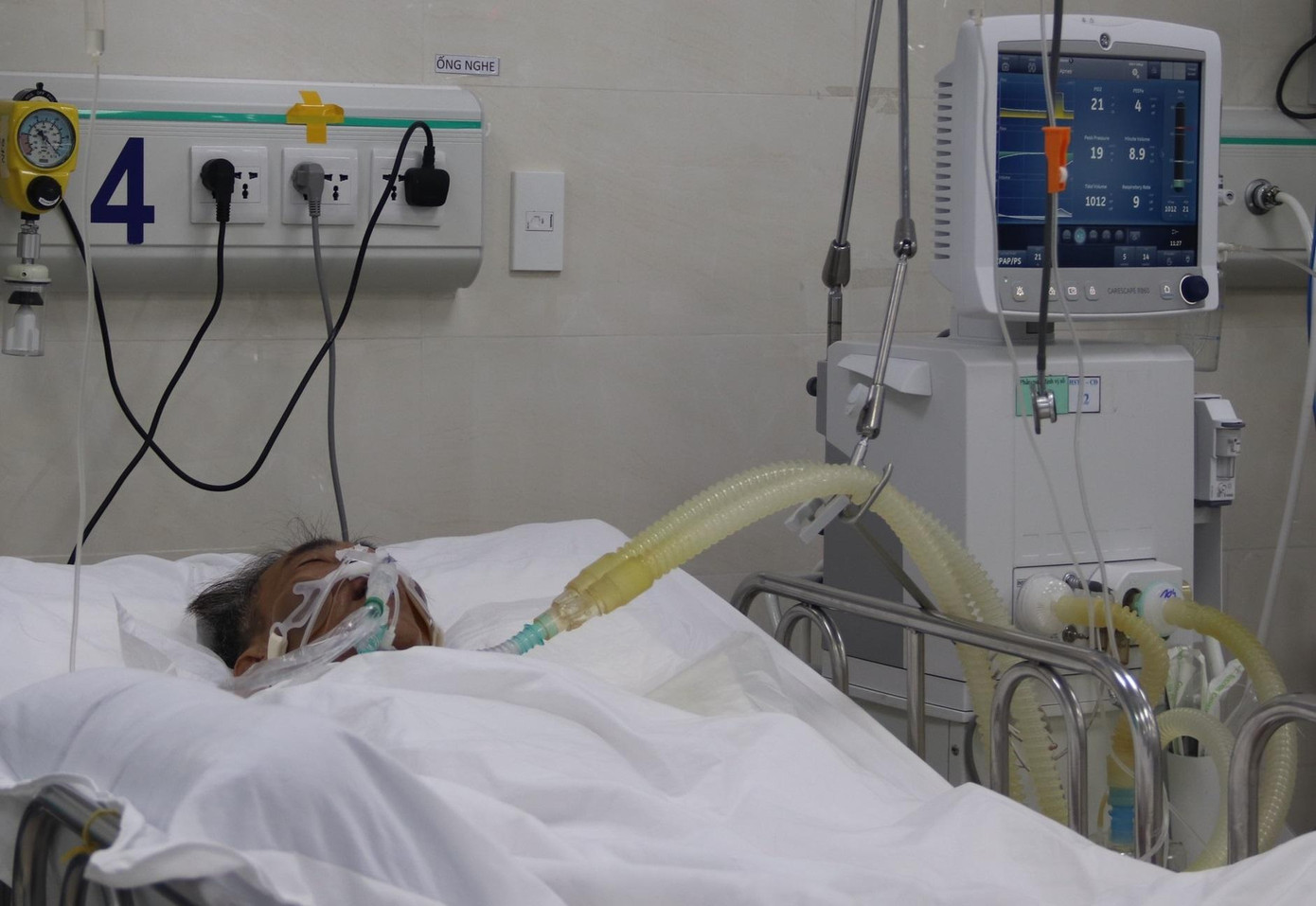 Nhiều trường hợp liên tiếp nhập viện vì ngộ độc do uống rượu pha chế từ cồn công nghiệp