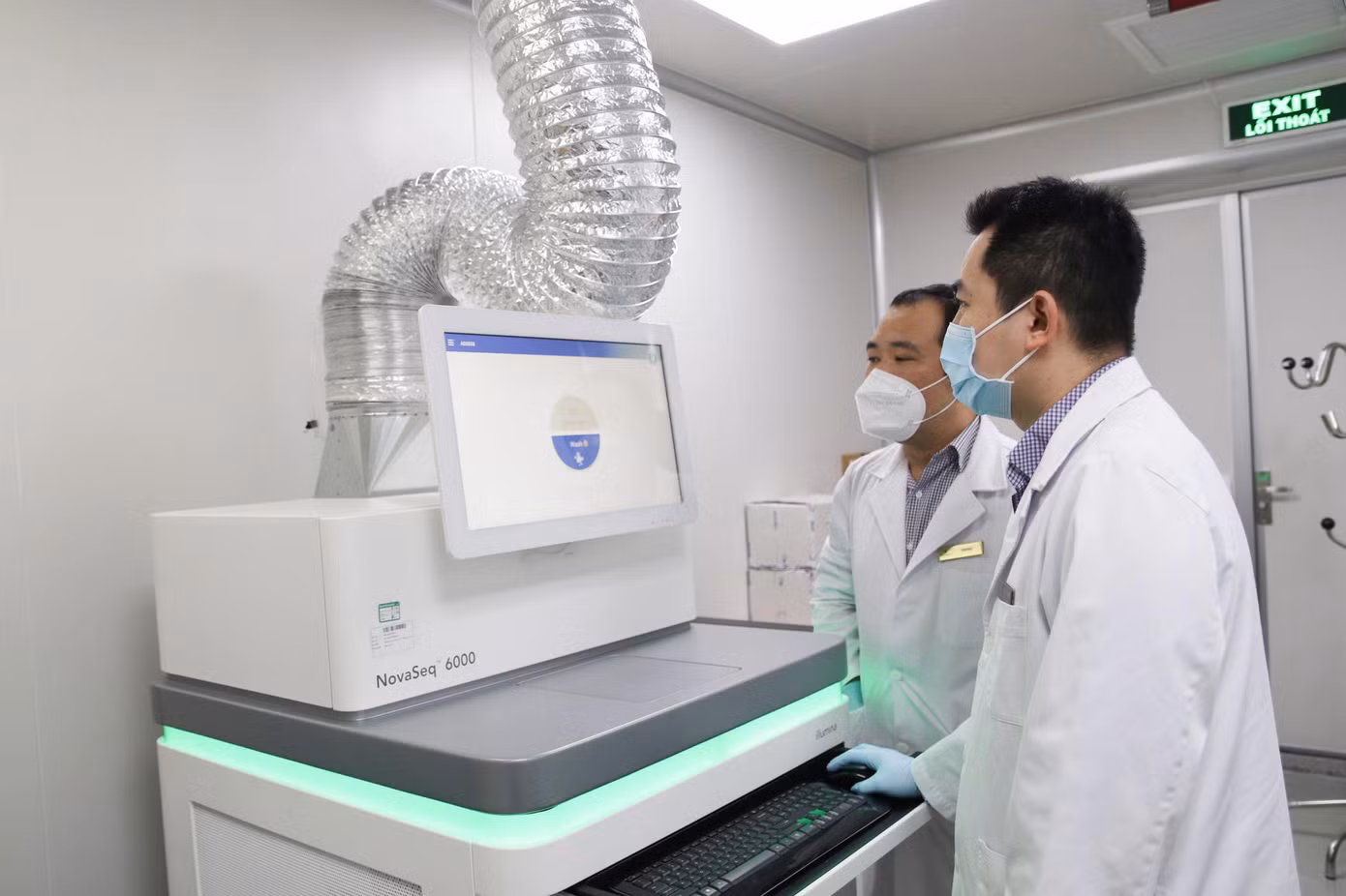 Các chuyên gia đang thực hiện giải mã trình tự gen trong phòng thí nghiệm Các chuyên gia đang thực hiện giải mã trình tự gen trong phòng thí nghiệm