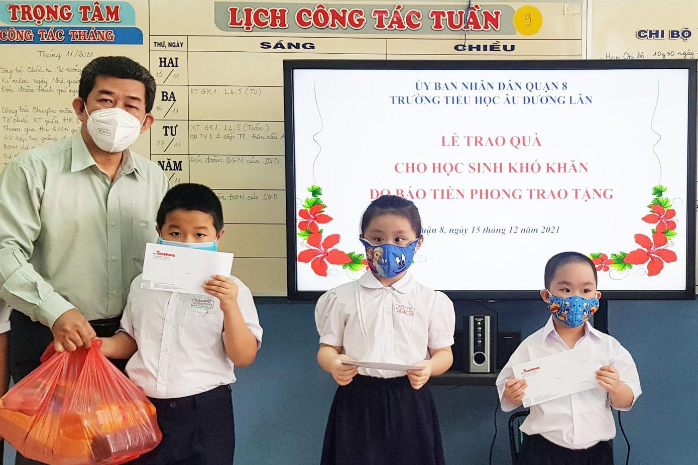 Thầy Nguyễn Ngọc Công đại diện nhà trường cùng các em học sinh cảm ơn báo Tiền Phong và nhà tài trợ Thầy Nguyễn Ngọc Công đại diện nhà trường cùng các em học sinh cảm ơn báo Tiền Phong và nhà tài trợ
