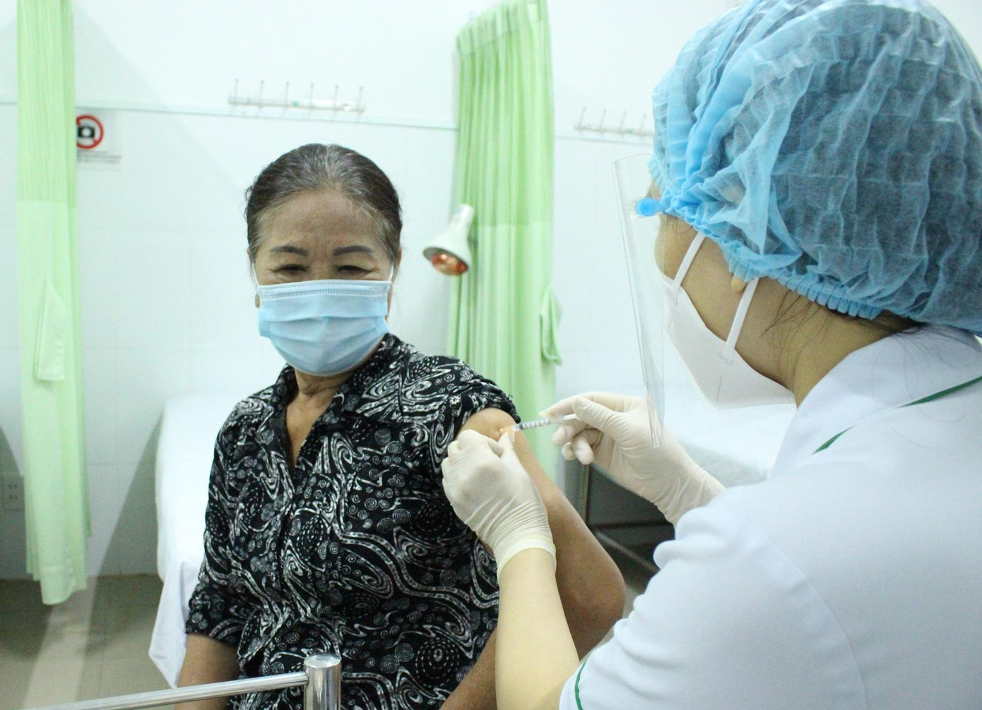 Chiến dịch tiêm chủng vắc xin ngừa COVID-19 đang nhận được sự đồng thuận của người dân