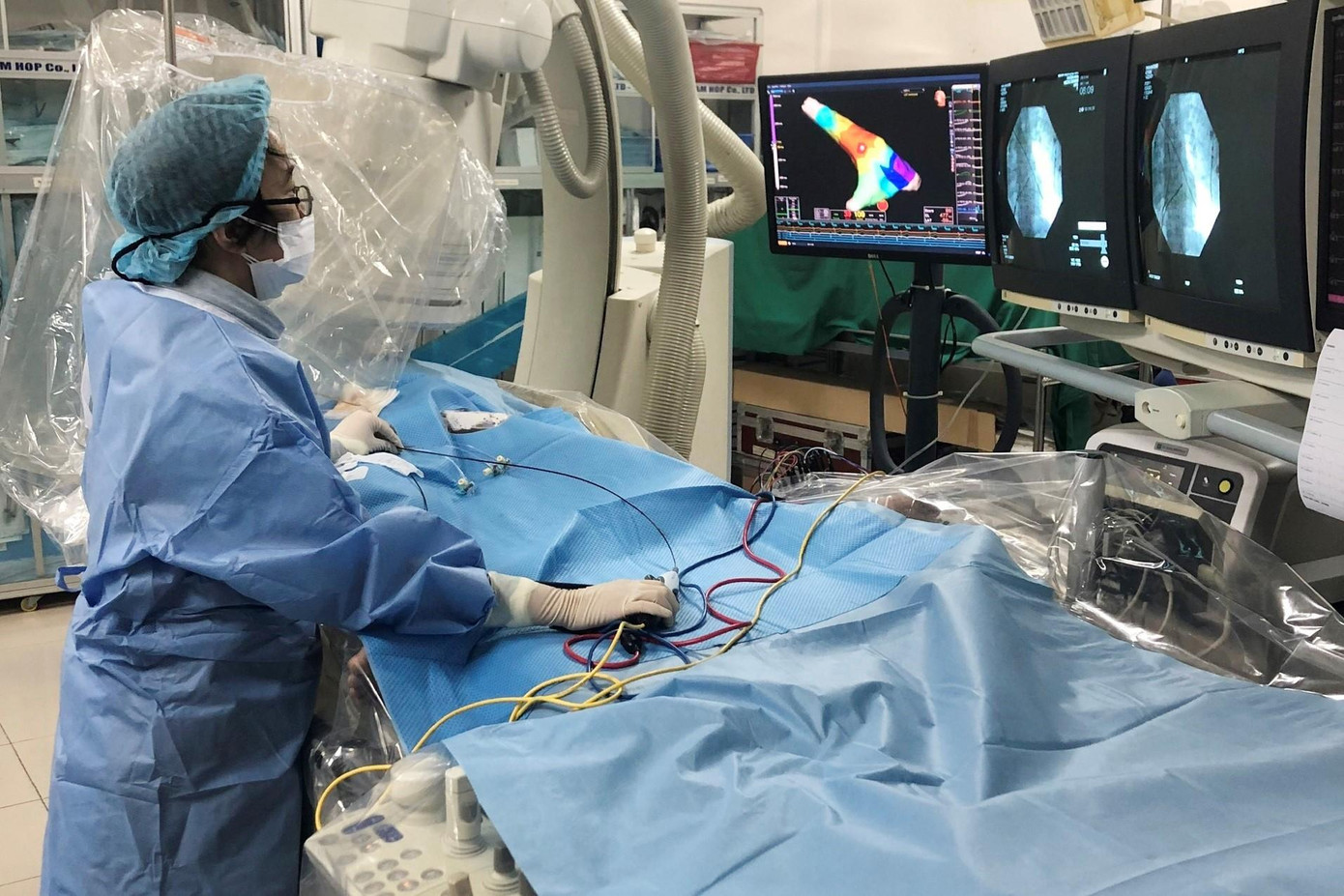 Các bác sĩ đã thực hiện phương pháp đốt điện sinh lý, điều trị những ổ phát nhịp nhanh thất cho người bệnh Các bác sĩ đã thực hiện phương pháp đốt điện sinh lý, điều trị những ổ phát nhịp nhanh thất cho người bệnh