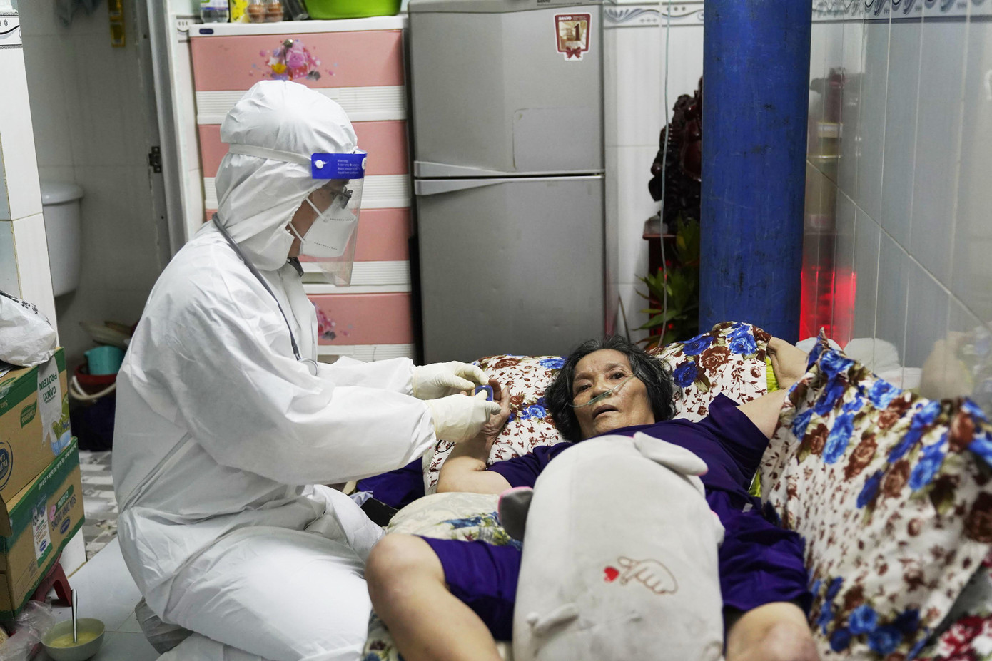 Nhân viên y tế chăm sóc cho F0 điều trị tại nhà trên địa bàn TPHCM Nhân viên y tế chăm sóc cho F0 điều trị tại nhà trên địa bàn TPHCM