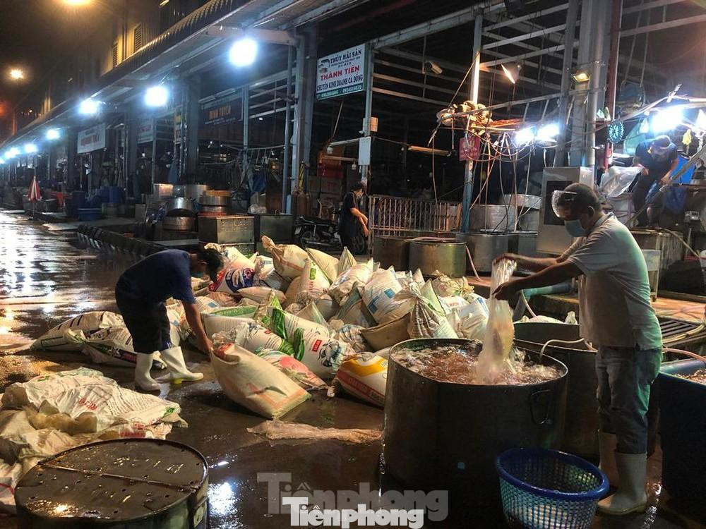 Chợ đầu mối Bình Điền dự kiến sẽ mở cửa hoạt động bình thường trở lại trong tuần tới (ảnh: Uyên Phương) Chợ đầu mối Bình Điền dự kiến sẽ mở cửa hoạt động bình thường trở lại trong tuần tới (ảnh: Uyên Phương)