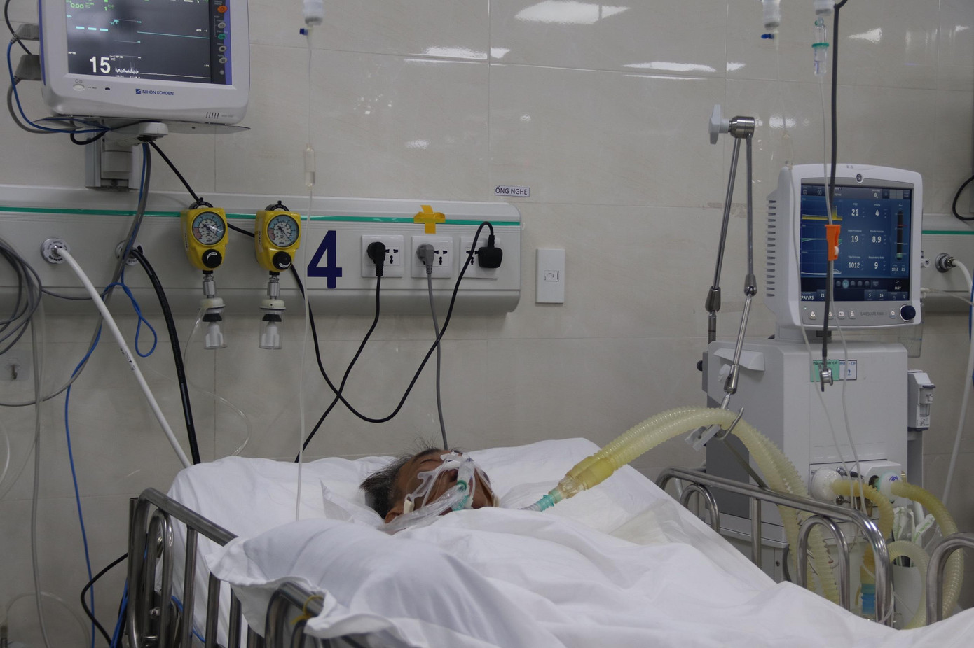 Các nạn nhân nhập viện với cùng một tình trạng ngộ độc methanol mức độ nặng Các nạn nhân nhập viện với cùng một tình trạng ngộ độc methanol mức độ nặng