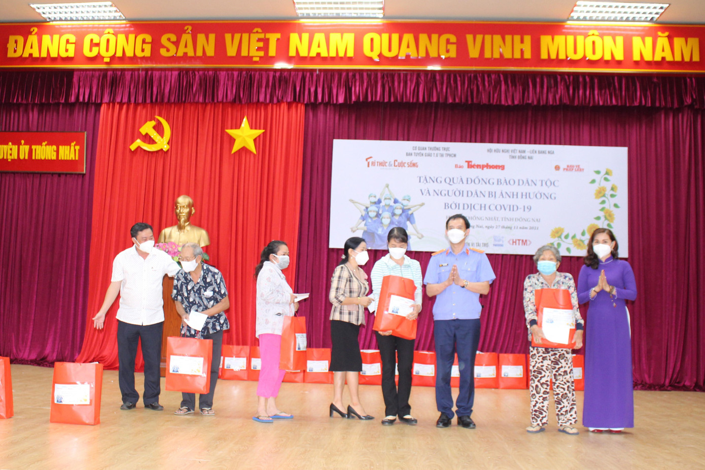 Đại diện các hộ gia đình gặp khó khăn vì dịch COVID-19 đến nhận quà hỗ trợ