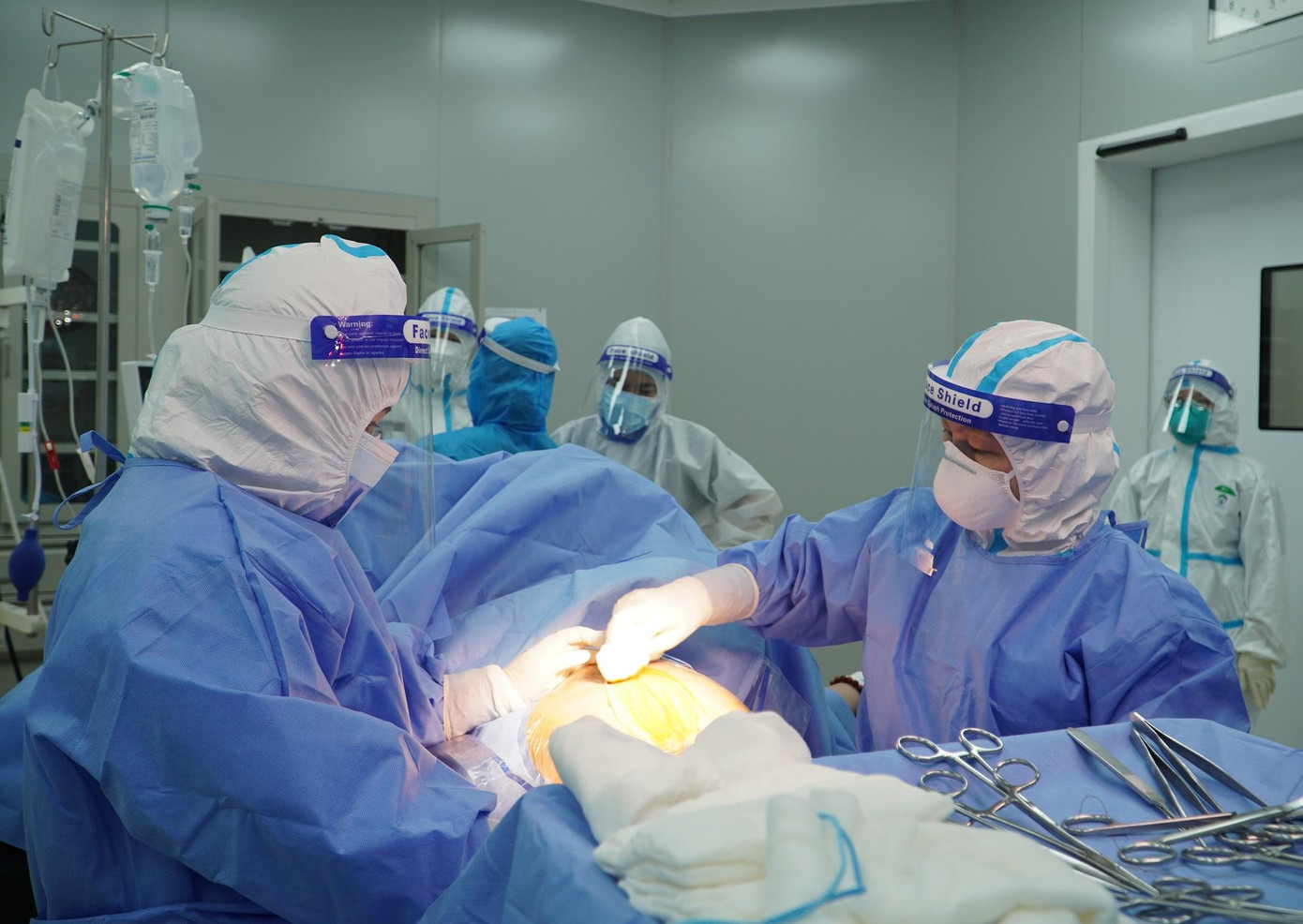 Các bác sĩ đã quyết định thực hiện cuộc mổ bắt con để cứu cả thai phụ và thai nhi Các bác sĩ đã quyết định thực hiện cuộc mổ bắt con để cứu cả thai phụ và thai nhi