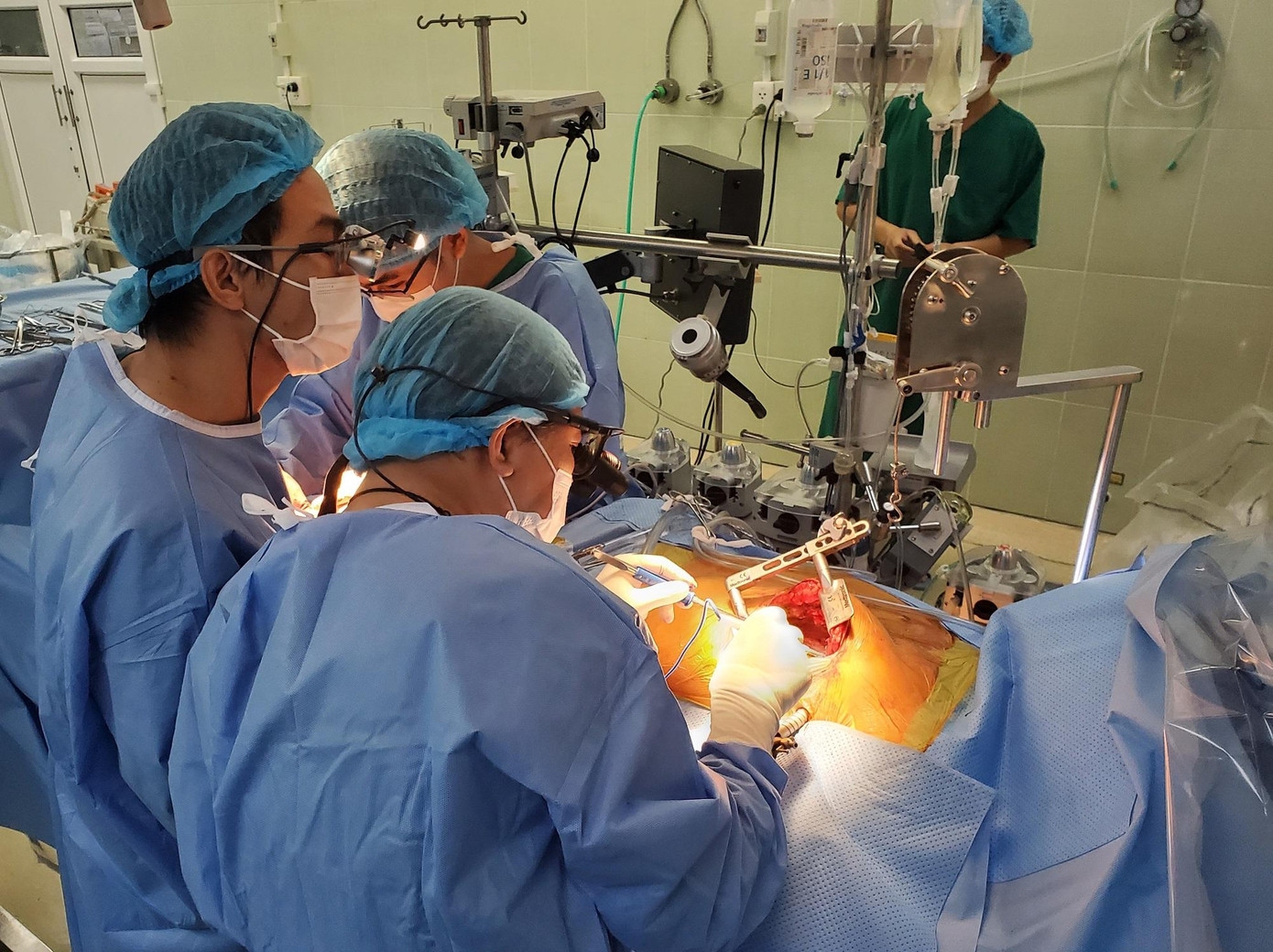 Sau đại dịch COVID-19 các bệnh viện đang chủ động ứng dụng nhiều kỹ thuật mới trong điều trị cho người bệnh Sau đại dịch COVID-19 các bệnh viện đang chủ động ứng dụng nhiều kỹ thuật mới trong điều trị cho người bệnh