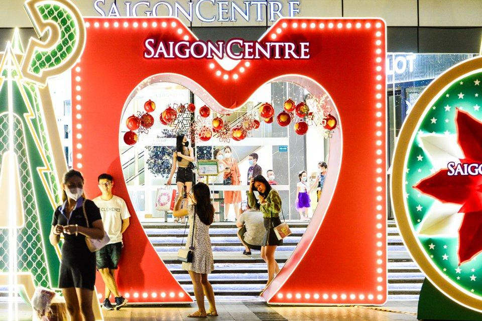 Thành phố đang mở cửa phát triển kinh tế xã hội nhưng nhiều người chủ quan trong phòng dịch