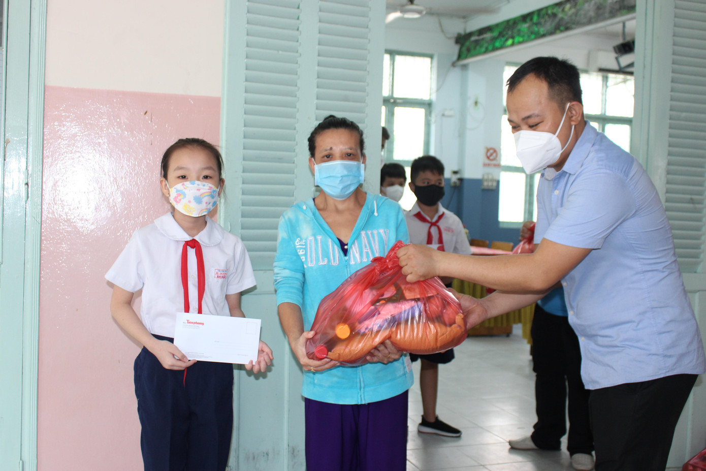 Mẹ con chị Võ Thị Kim Anh nhận quà từ đại diện Báo Tiền Phong trao tặng Mẹ con chị Võ Thị Kim Anh nhận quà từ đại diện Báo Tiền Phong trao tặng