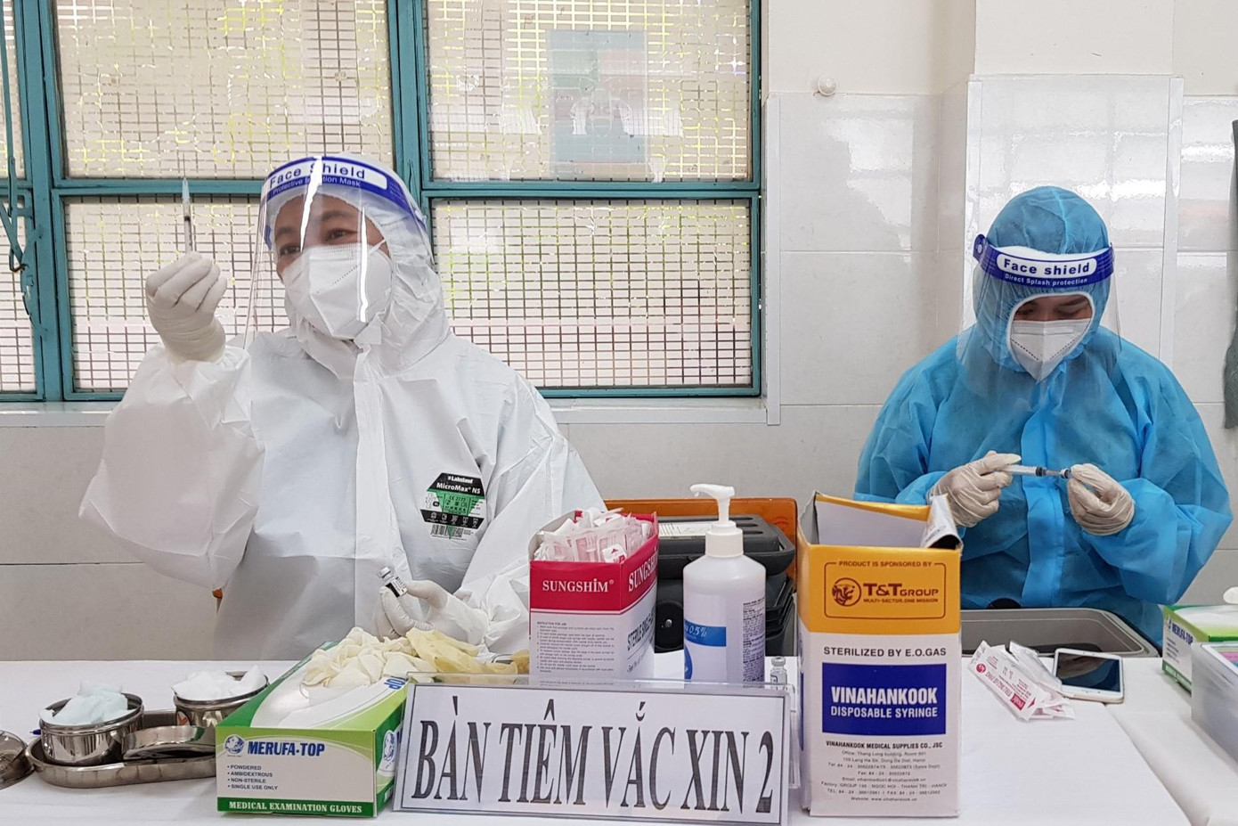 Vắc xin ngừa COVID-19 đang được xem là giải pháp hiệu quả bảo vệ cộng đồng trước đại dịch Vắc xin ngừa COVID-19 đang được xem là giải pháp hiệu quả bảo vệ cộng đồng trước đại dịch