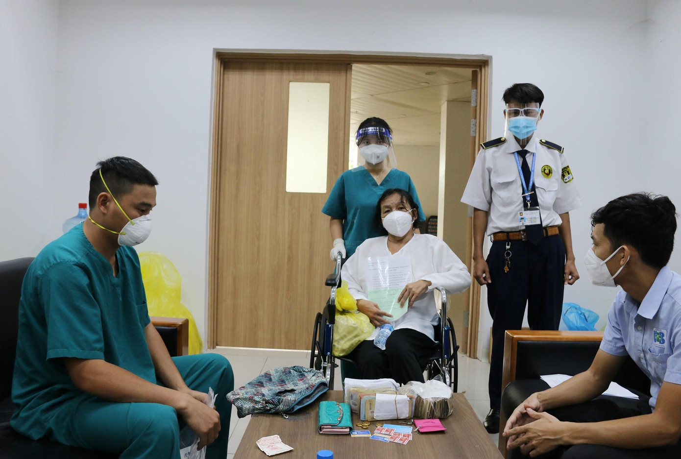 Đại diện Bệnh viện Hồi sức COVID-19 làm thủ tục trao lại tài sản cho bệnh nhân Đại diện Bệnh viện Hồi sức COVID-19 làm thủ tục trao lại tài sản cho bệnh nhân