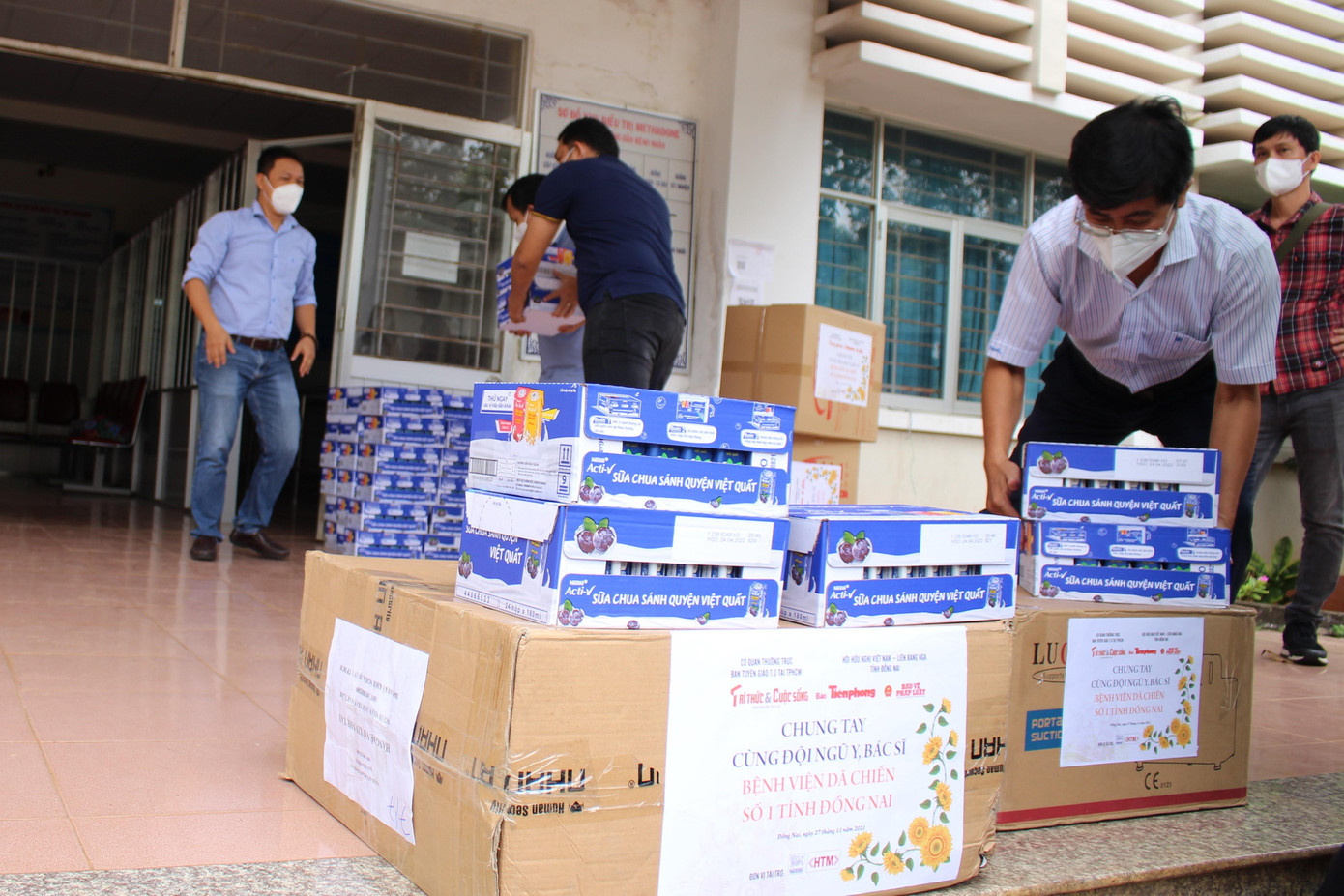 Vật tư, thiết bị y tế và nhiều phần quà tiếp sức cho người dân và các y bác sĩ chống dịch COVID-19